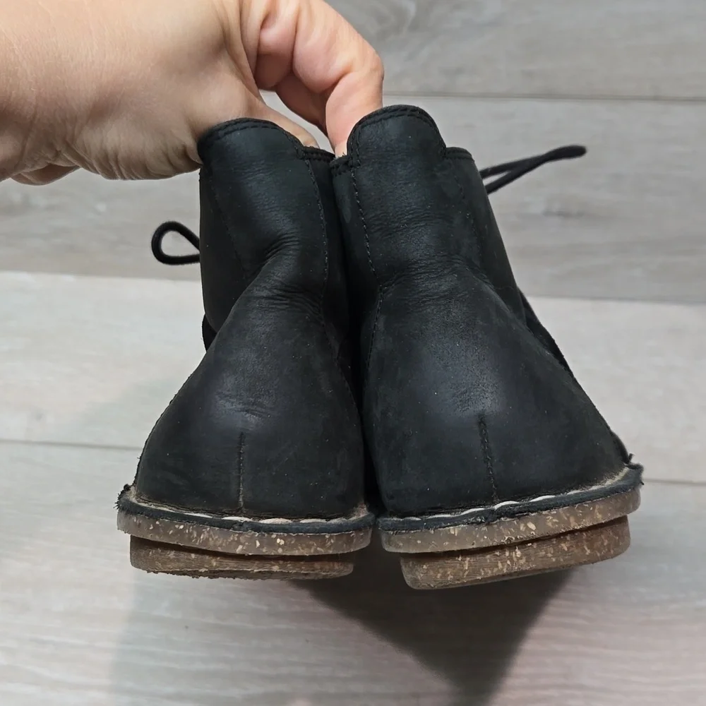 Clarks Collection Women Soft cushion Ankle Suede Boots shoes sz 7.5M